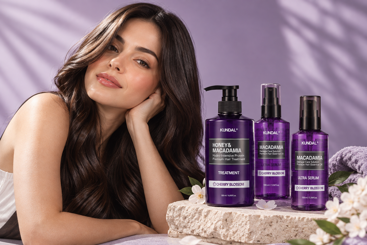 Mujer junto al tratamiento, ultra serum y aceite Honey & Macadamia de Kundal